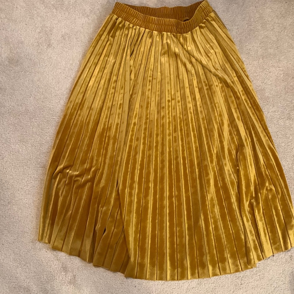 Pleated Velvet yellow skirt